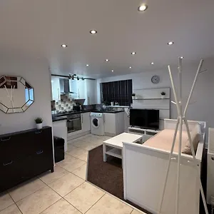 Cosy Guest Suite, West London Hounslow